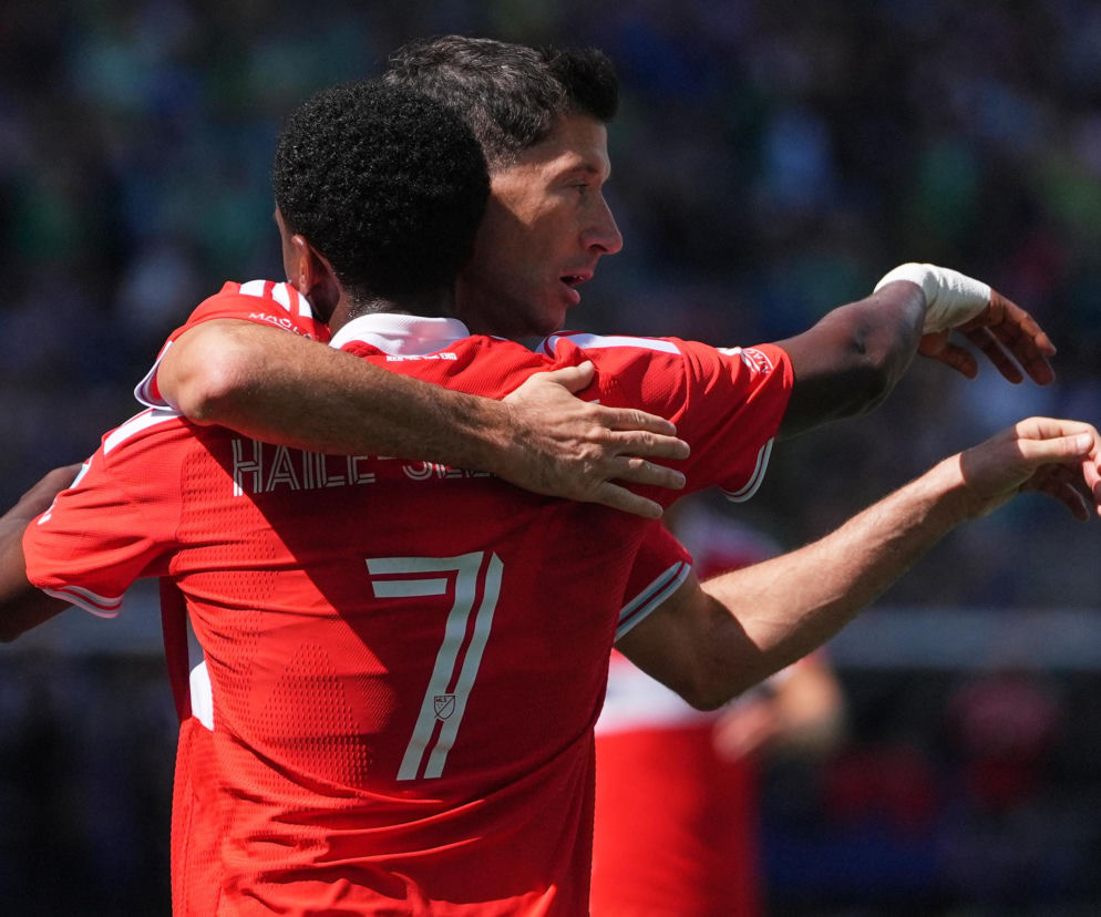Robert Lewandowski w koszulce Chicago Fire ściska innego piłkarza po strzeleniu gola. Szczegóły na SE Supersport.