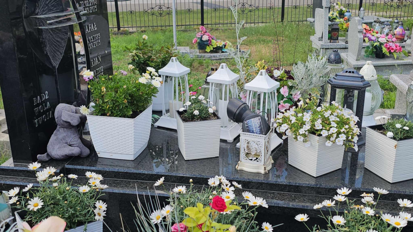 Tragiczny wypadek w Wylewie. Grób młodego siatkarza i jego rodzeństwa [GALERIA]