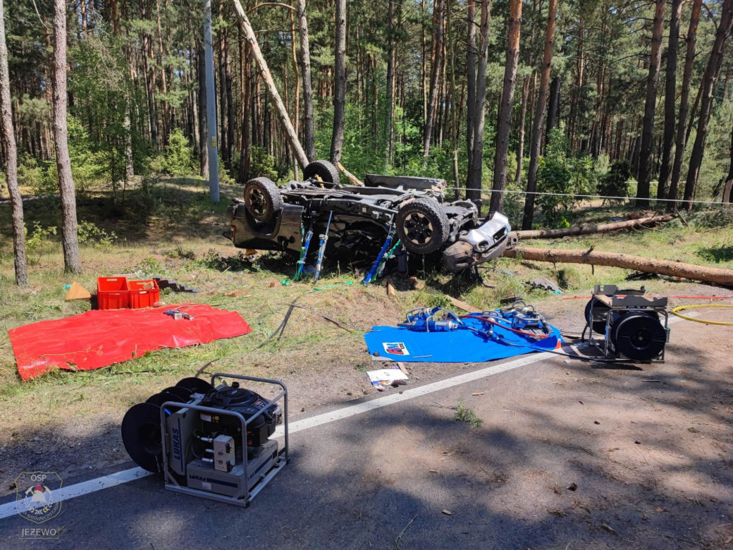 Podlaskie. Tragiczny wypadek na dk 64. Dachowała osobówka. Nie żyje jedna osoba