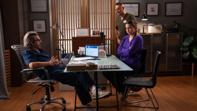 Na dobre i na złe odc. 987. Artur Bart (Piotr Głowacki), Aleś Zagajewski (Paweł Małaszyński), Iga Kaczorowska (Anna Szymańczyk)