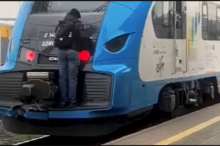 Śląskie: Uczepił się pociągu i jechał na gapę. To mogło skończyć się tragedią [WIDEO]