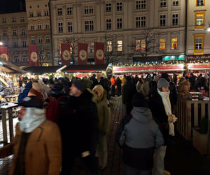 Tłumy na bożonarodzeniowym jarmarku na Rynku. To ostatnie dni żeby go odwiedzić