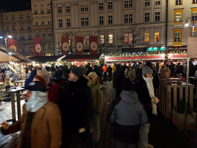 Tłumy na bożonarodzeniowym jarmarku na Rynku. To ostatnie dni żeby go odwiedzić
