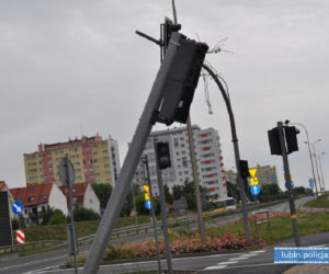 Kompletnie pijany jechał przez miasto tirem. Kosił znaki drogowe i latarnie!