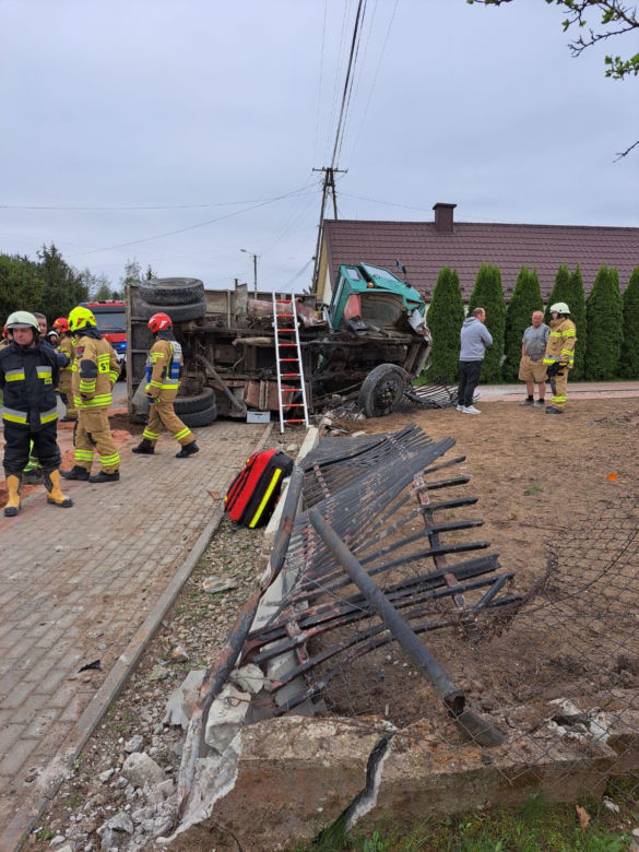 Wola Radłowska. 21-latek nie zapanował nad bmw. Uderzył w ciężarówkę z ziemią