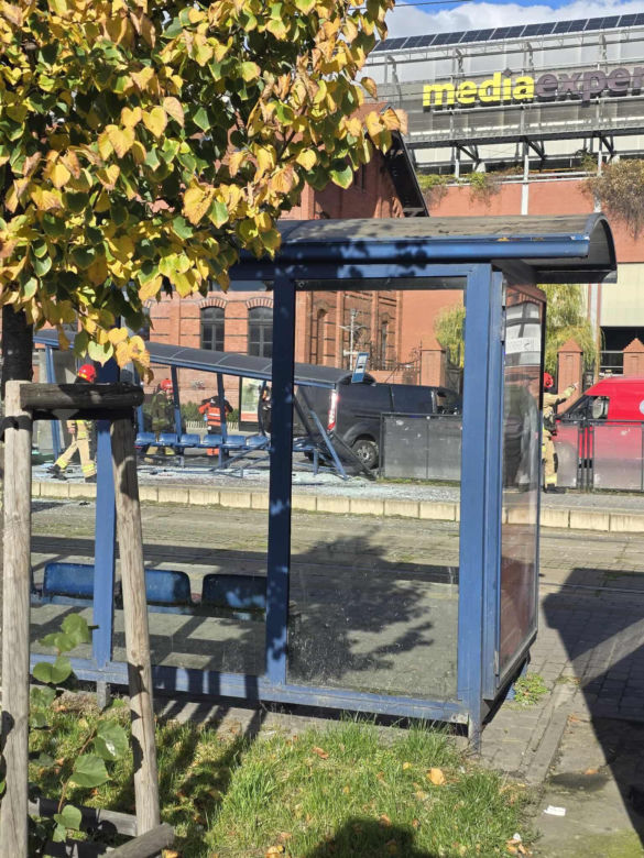 Samochód dachował, a potem uderzył w przystanek! Koszmarny wypadek w Bydgoszczy