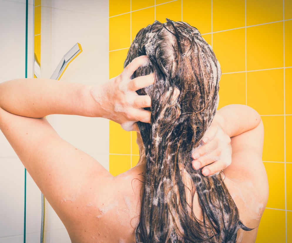 Boisz się myć włosy codziennie? Prawda o ich wypadaniu cię zaskoczy. To nie wina szamponu