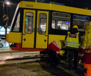 Wykolejenie tramwaju linii nr 28 na rondzie Zgrupowania AK Radosław w kierunku dworca Gdańskiego