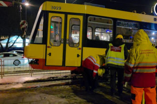 Wykolejenie tramwaju linii nr 28 na rondzie Zgrupowania AK Radosław w kierunku dworca Gdańskiego