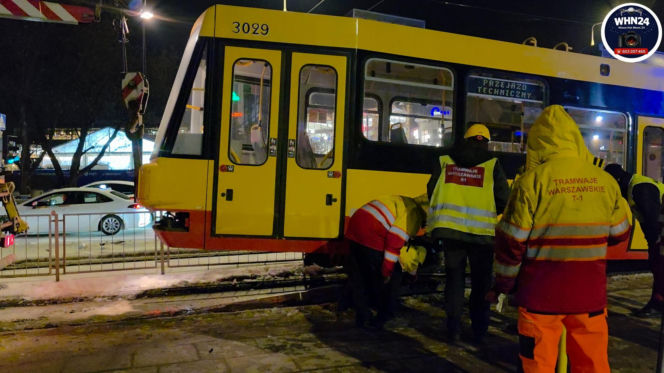 Wykolejenie tramwaju linii nr 28 na rondzie Zgrupowania AK "Radosław" w kierunku dworca Gdańskiego