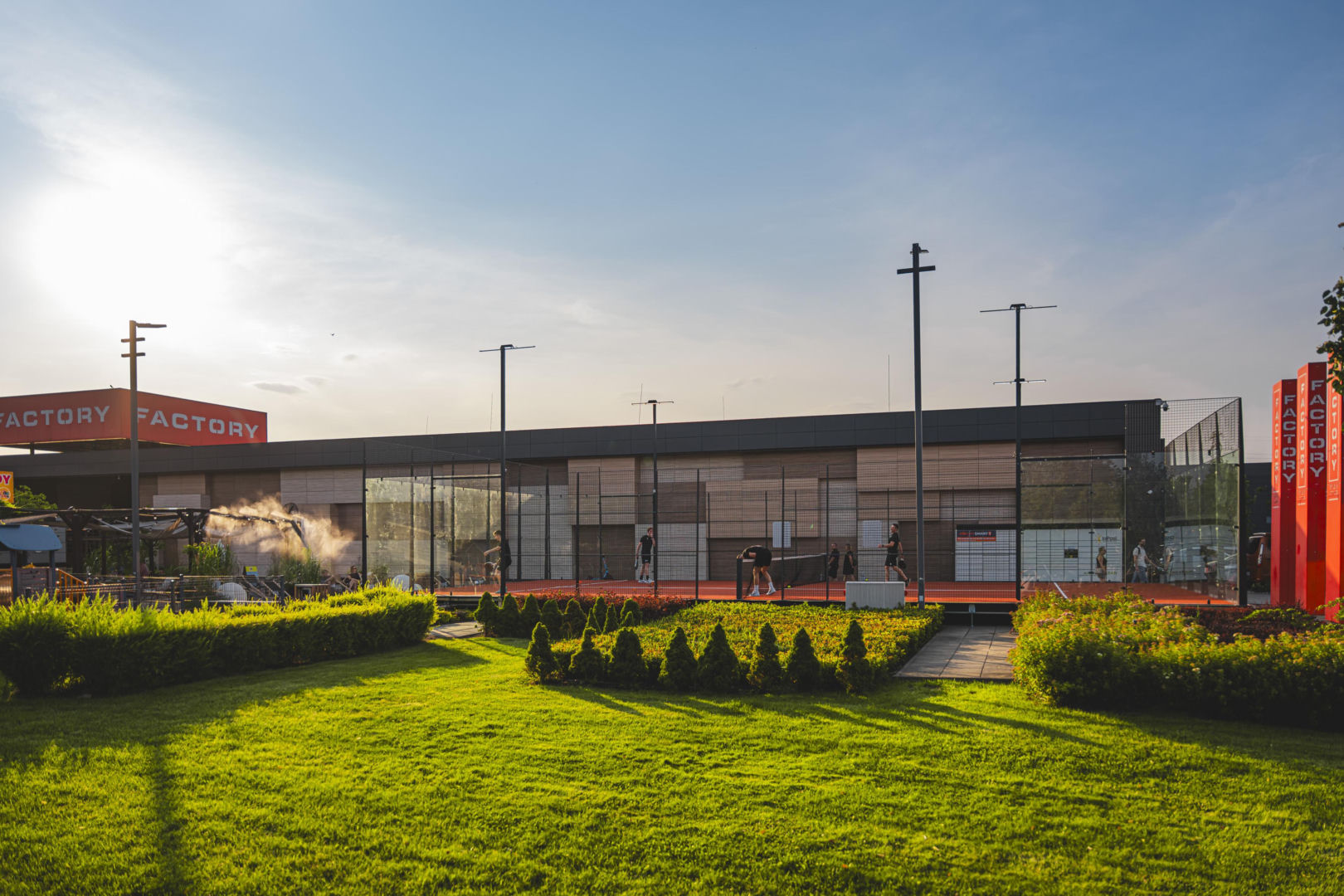 W FACTORY Annopol powstał kort do padla. Outletowi klienci zagrają za darmo