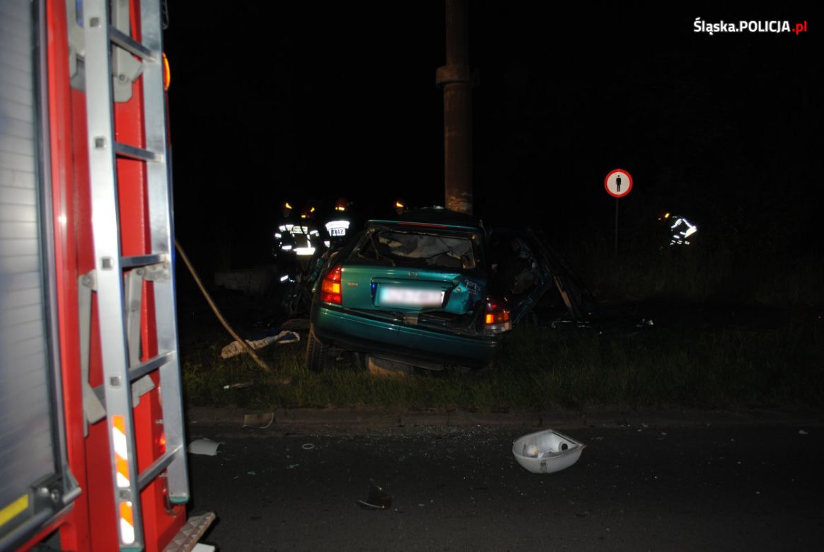 Będzin. Mazda rozbita na słupie