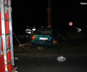 Będzin. Mazda rozbita na słupie