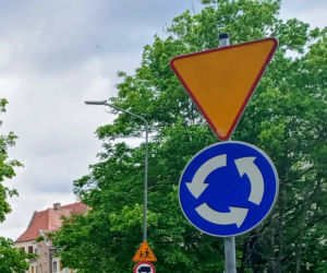 Łańcut: Pijany kierowca pojechał „prosto” na rondzie. Skoda zawisła na krawężnikach