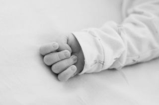 Zadźgali i zamrozili niemowlę?! Ze zwłokami mieszkali 3 lata. Ich 15-letnia córka jest w ciąży