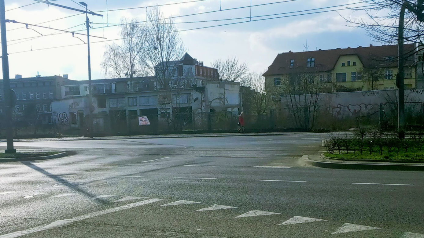 Niebezpieczny pustostan straszy w centrum Szczecina