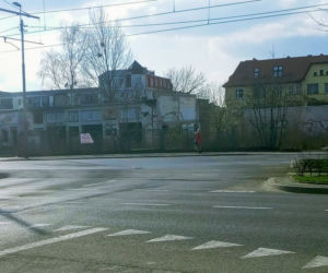 Niebezpieczny pustostan straszy w centrum Szczecina