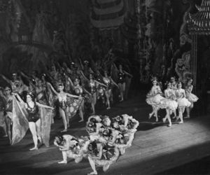 Blichtr, przepych i spektakle. Zobacz, jak wyglądało życie teatralne dawnej Warszawy [GALERIA]