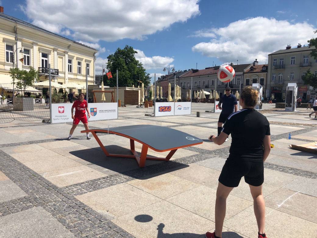 Turniej w teqball na kieleckim Rynku
