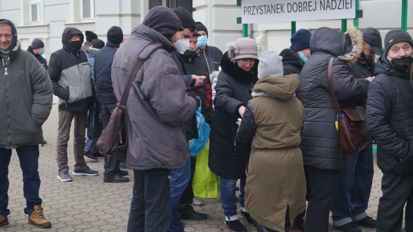 Wigilia dla bezdomnych i potrzebujących przed bydgoską Bazyliką [ZDJĘCIA]