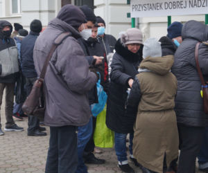 Wigilia dla bezdomnych i potrzebujących przed bydgoską Bazyliką [ZDJĘCIA]