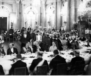 Sylwester w Warszawie sprzed lat. Tak stolica witała dawniej Nowy Rok