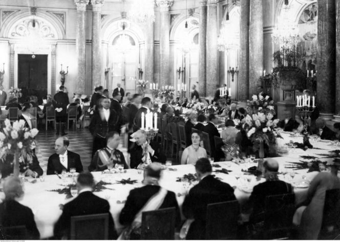 Sylwester w Warszawie sprzed lat. Tak stolica witała dawniej Nowy Rok