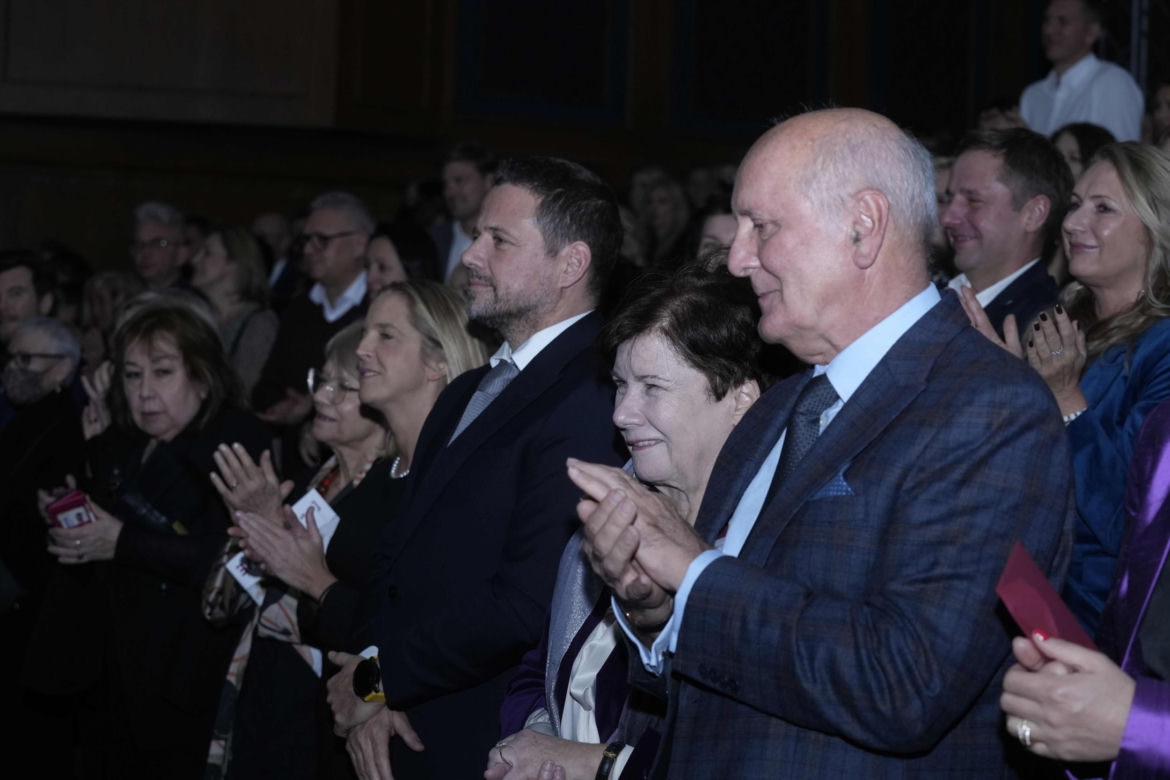 Trzaskowski wśród gwiazd. Prezydent błyszczał na premierze w Teatrze 6.Piętro
