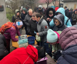 Tłumy Ukraińców stoją w kolejce po psie jedzenie