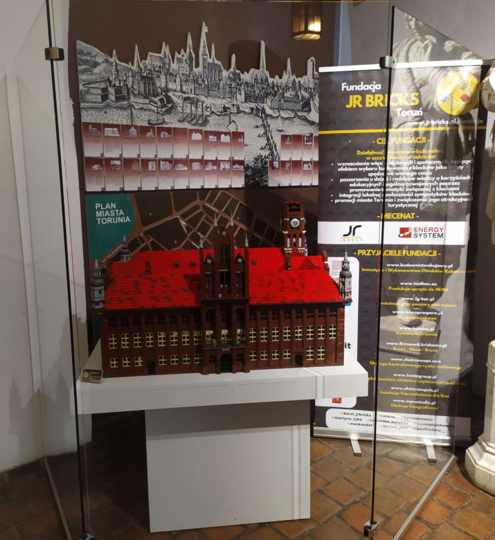 Ratusz Staromiejski z klocków lego. Muzeum Okręgowe w Toruniu prezentuje piękny eksponat