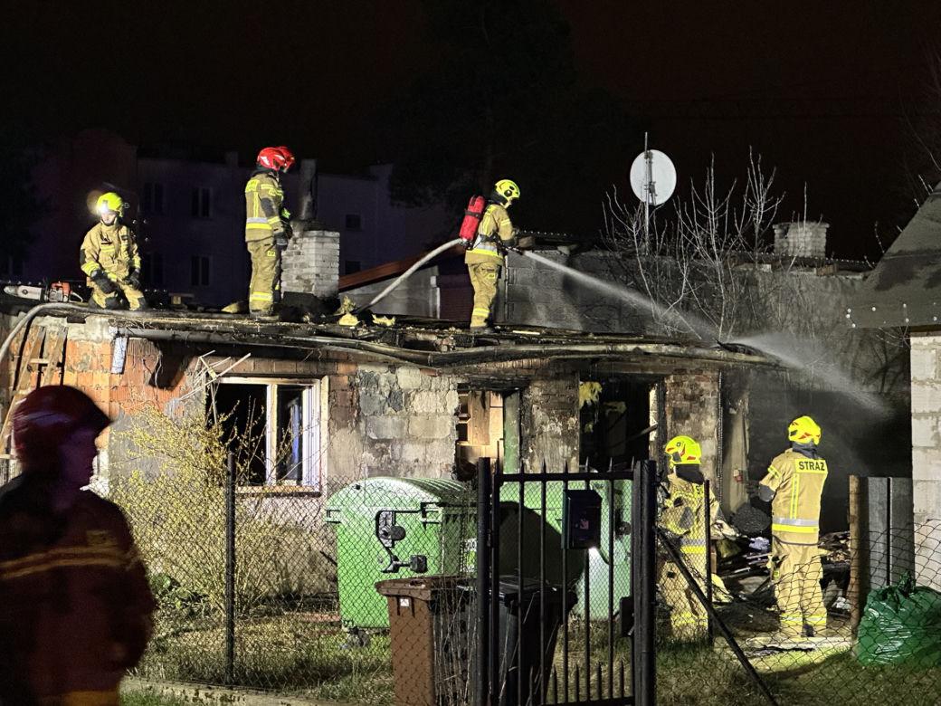 Gigantyczny pożar domku jednorodzinnego w Legionowie. 55-letni Tadeusz trafił do szpitala z poparzeniami całego ciała