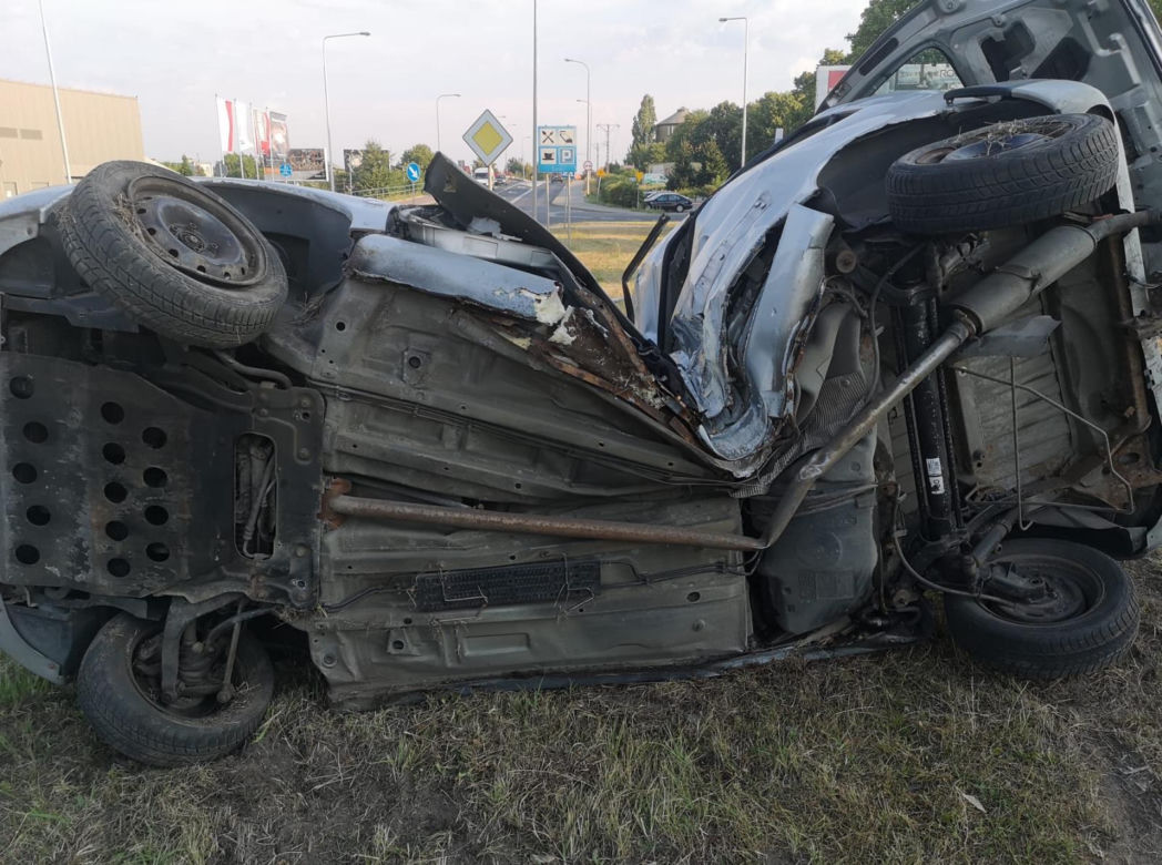 Groźny wypadek w Szczecinku. Peugeot roztrzaskał się na latarni