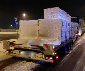 Śnieży ładunek na pokładzie tira