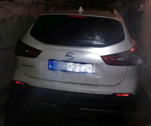 Płock. Nalot policji na dziuplę! Mieszkaniec Podolszyc odzyska nissana [ZDJĘCIA]