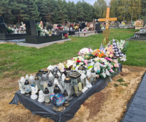 Grób rodziców z Przędzela, których zabił pijany kierowca zdobią białe aniołki [ZDJĘCIA]