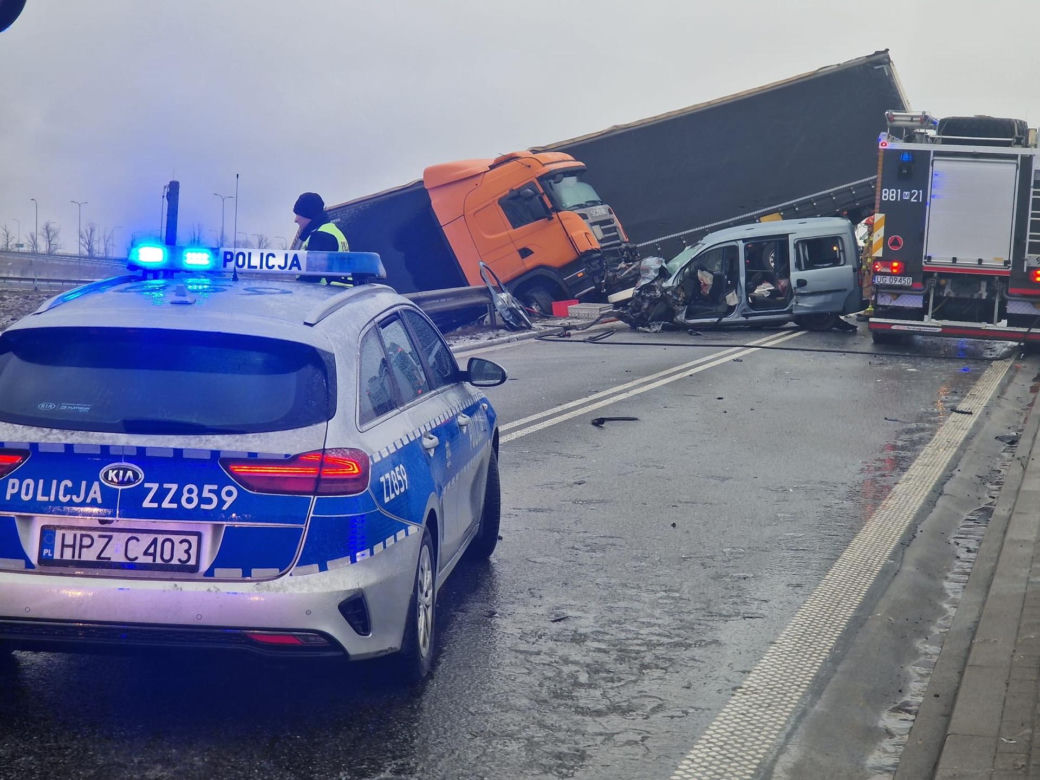Wypadek w Kołbieli. Tir roztrzaskał osobówkę. Nie żyje jedna osoba