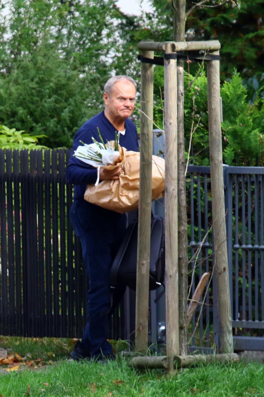 Donald Tusk obsypał żonę kwiatami