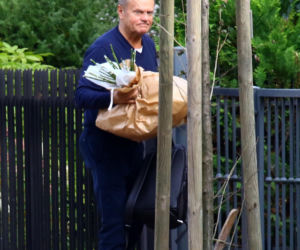 Donald Tusk obsypał żonę kwiatami