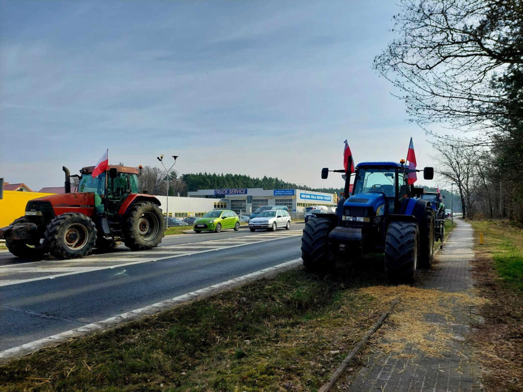 Totalna blokada DK 80 pod Bydgoszczą. Duże utrudnienia dla kierowców. Rolnicy ustawili barykadę, palą drewno, organizują pogrzeb [ZDJĘCIA]
