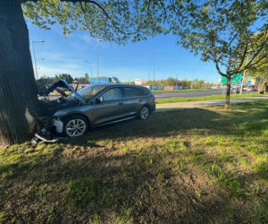 Poranny wypadek w Lesznie. Kierowca osobówki uderzył w drzewo