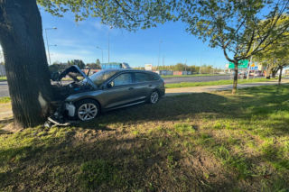 Poranny wypadek w Lesznie. Kierowca osobówki uderzył w drzewo