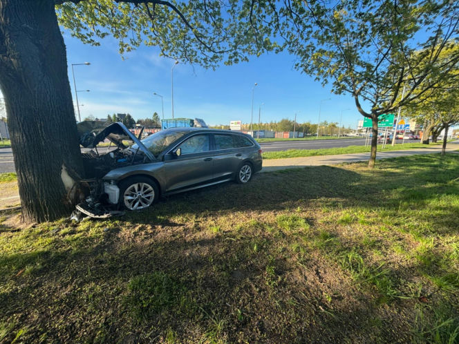 Poranny wypadek w Lesznie. Kierowca osobówki uderzył w drzewo