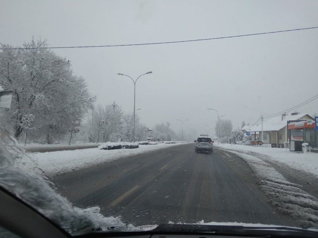 FATALNE warunki na drogach Rzeszowa. Śnieżny ARMAGEDON! [ZDJĘCIA]