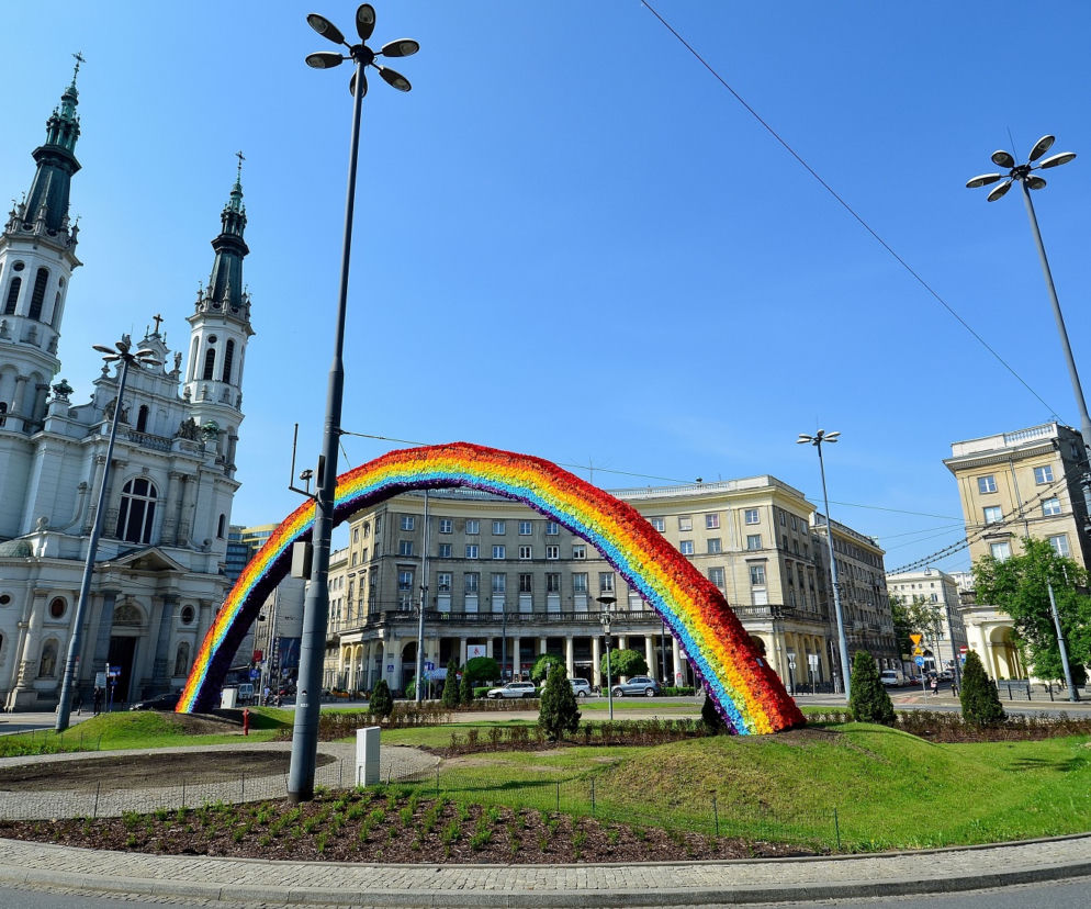 Słynna tęcza z placu Zbawiciela wraca do Warszawy