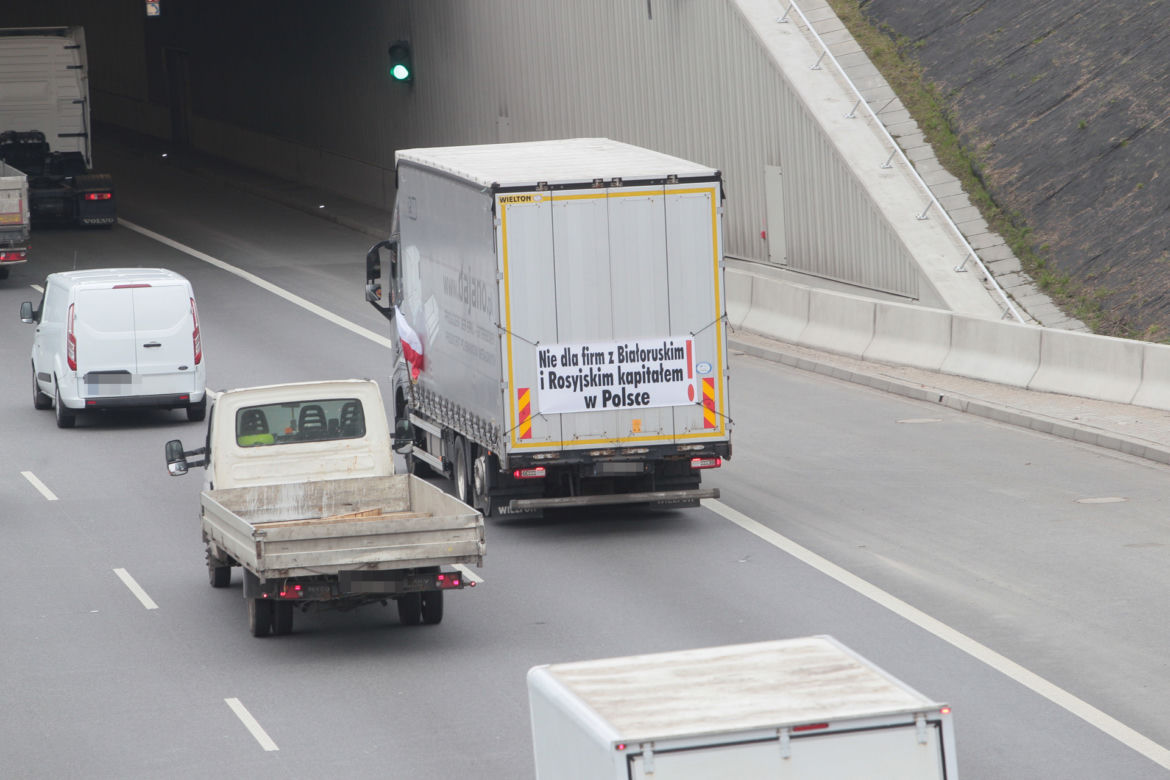 Otoczyli stolicę! Kierowcy utknęli w gigantycznych korkach na obwodnicy miasta. Tak wyglądał protest polskich przewoźników