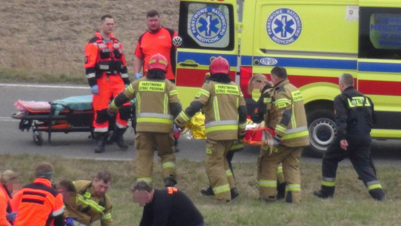 Koszmarny wypadek pod Brwinowem. Z koziołkującej hondy wypadli pasażerowie i kierowca. Jedna osoba zginęła na miejscu