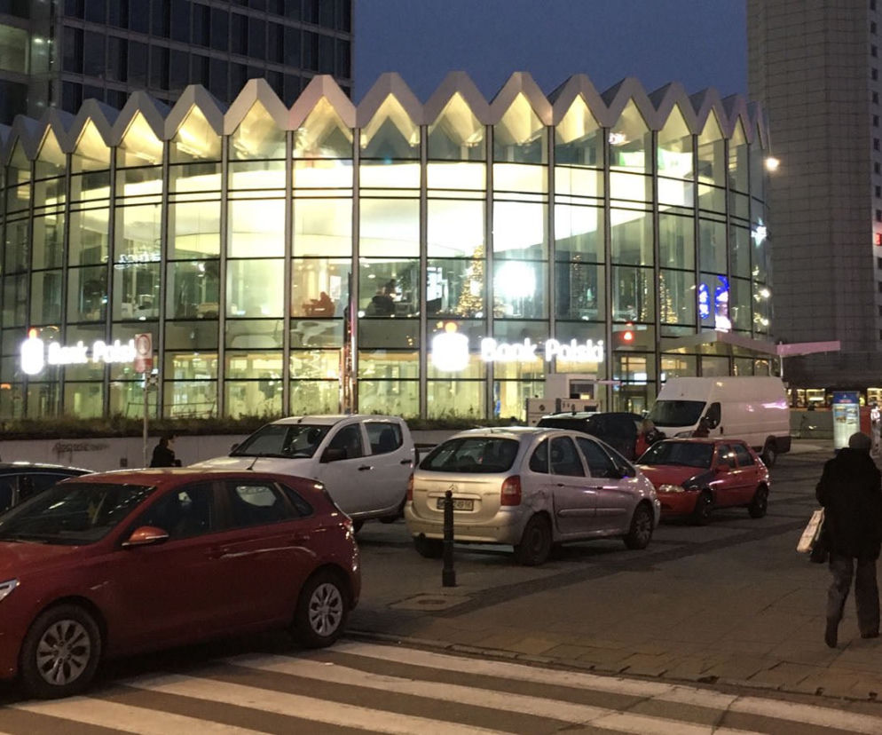 Patoparking pod Rotundą! Posypały się pierwsze mandaty za parkowanie na chodniku