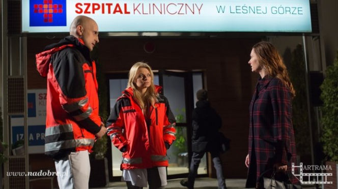 Na dobre i na złe odc. 559. Rafał Konica (Robert Koszucki), Agata Woźnicka (Emilia Komarnicka), Lena (Anita Sokołowska)