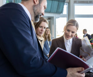 Elegancka Marta Nawrocka w USA. Postawiła na klasyki: beż i brąz. Ale to torebka robi robotę!