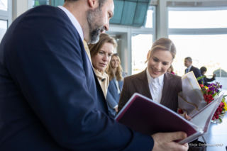 Elegancka Marta Nawrocka w USA. Postawiła na klasyki: beż i brąz. Ale to torebka robi robotę!